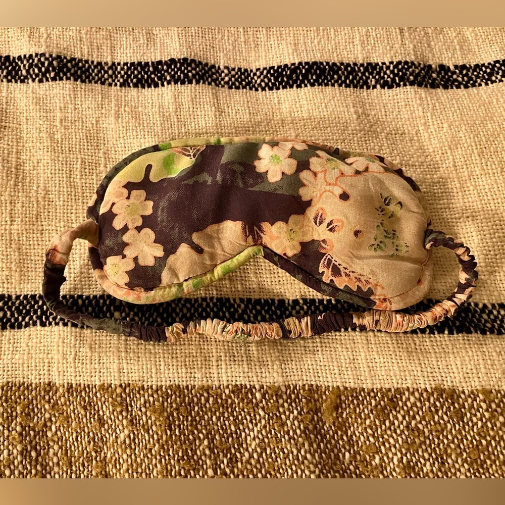 Cozy eye sleep mask - floral print. Super soft padding over eyes.